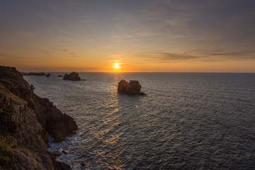 Fototapeta na wymiar Sunset on the rocky beach