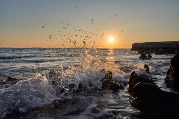 Sonnenuntergang hinter Wellen