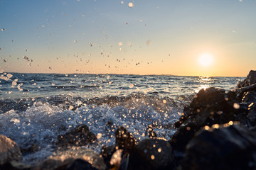 Brechende Welle im Sonnenuntergang