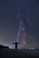 Fototapeta na wymiar Mann vor der Milchstraße
