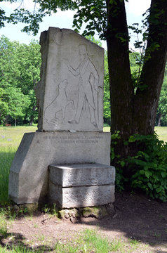 Gedenkstein E.T.A Hoffmann trifft den sprechenden Hund Berganza
