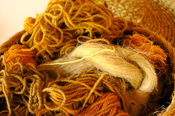 échevaux de laine et de fils.