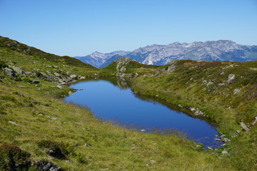 Fototapeta na wymiar kleiner natürlicher Bergsee in den Tiroler Alpen