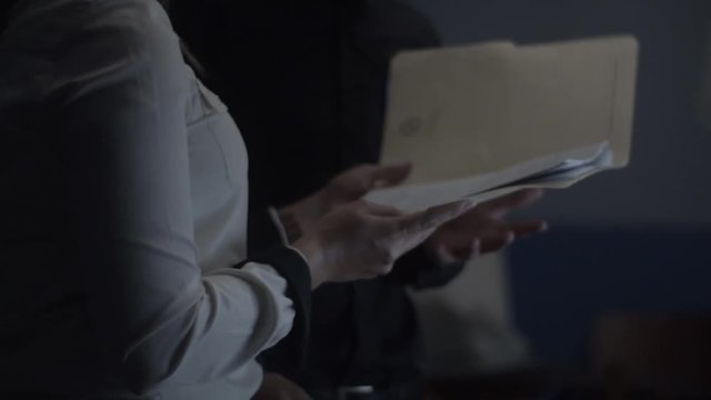 Oficiales de investigaci&oacute;n discuten expediente 