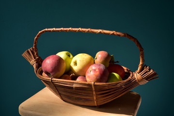 kosz, owoc, jedzenie, czerwień, jabłek, zdrowa, swieże, dojrzałe, naturalne, bezczelność, dieta, zieleń, słodki, soczysty, wegetarianin, wiklina, rolnictwo, jesień, zółte, owoc, zbiorów, sielsko, zd © Ansza