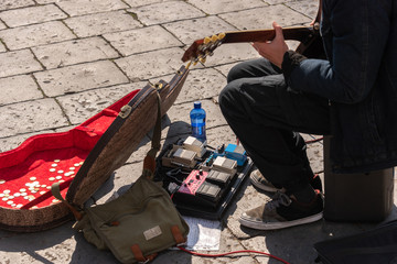 musician who performs in the street with guitar