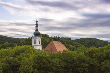 Fototapeta na wymiar Kirchturm des Stift Heiligenkreuz in Niederösterreich