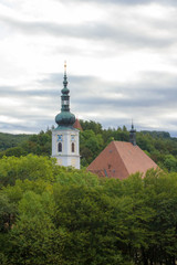 Fototapeta na wymiar Kirchturm des Stift Heiligenkreuz in Niederösterreich