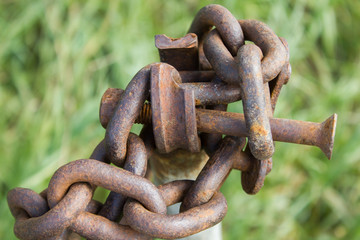 rostige Metallkette umwickelt und fixiert mit einem Schrauben