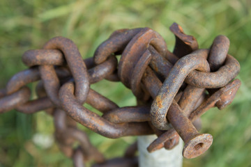 rostige Metallkette umwickelt und fixiert mit einem Schrauben