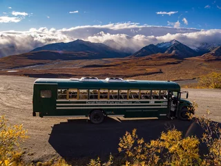 Crédence de cuisine en verre imprimé Denali Denali Park Bus, Mountain and Tundra Landscape in Autumn