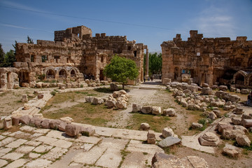 Obraz premium Baalbeck, Lebanon: Ancient Roman Ruins and Columns