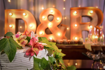 Torta de novios con letras iniciales