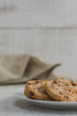 galletas en un plato en primer plano con fondo de madera desenfocado 
