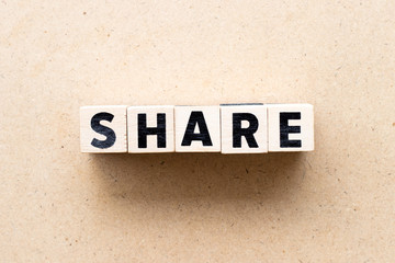 Obraz premium Letter block in word share on wood background