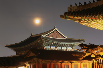 Fototapeta na wymiar Gyeongbokgung Palace at night in Seoul,south Korea.