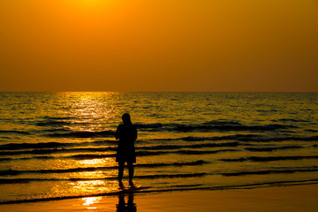 Fototapeta premium Siluate lovers and beach before sunset