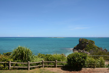 水平線の向こうの島