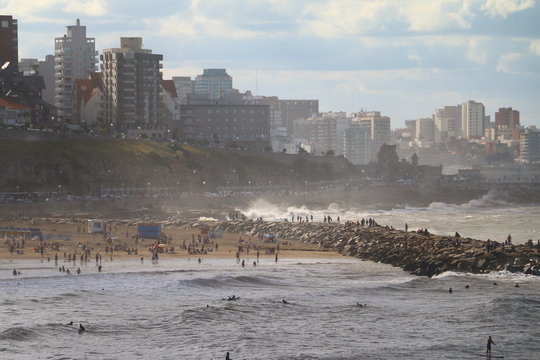 Ciudad de Mar del Plata, Argentina en verano. Playas con olas llenas de gente