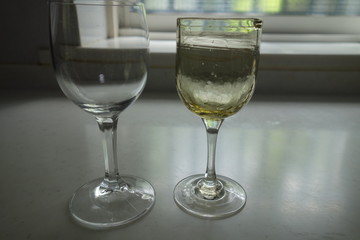 窓辺に置いた空っぽのワイングラス