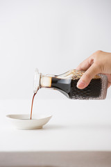 テーブルの調味料を注ぐ