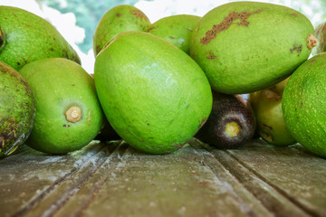 Los aguacates que están en la mesa están grandes y listos para comer.