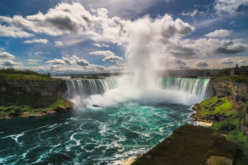 Fototapeta premium Horsehoe Falls in Niagara with water spray rising on a clear sunny day