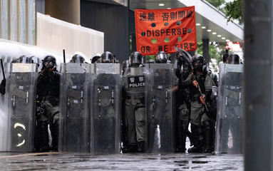 Hong Kong Police readying to fire teargas at protestors