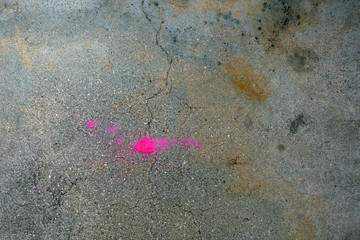 コンクリートと蛍光ピンク