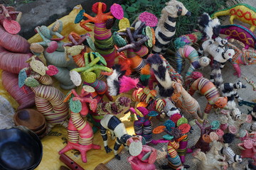 souvenirs auf einem markt auf madagaskar in afrika