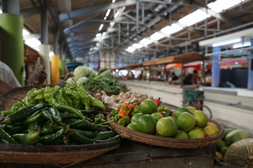 Zitrusfrüchte und vitamine auf einem martk auf madagaskar in afrika