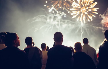 Obraz premium Crowd watching fireworks and celebrating new year eve