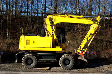 Ein Bagger steht bereit für neue  Arbeit.