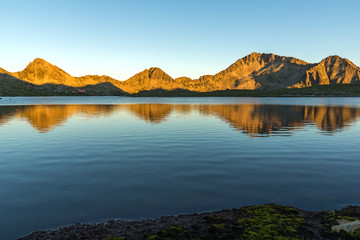 Obraz premium Sunset landscape of Tevno lake, Pirin Mountain, Bulgaria