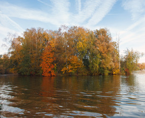 Obraz premium Autumn landscape with the forest and the river
