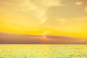 Obraz premium Baltic sea sunset horizon and cloudy sky