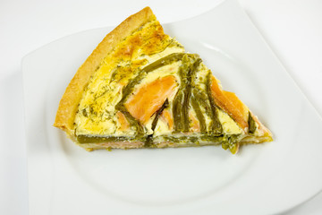 part de tarte saumon fumé et asperges