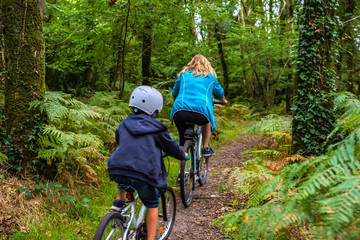 Obraz premium Un mère et son fils font du vélo