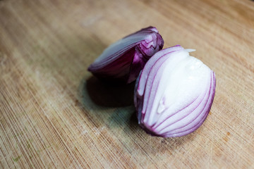 red onion cutted in half on wood