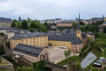 Blick von der Oberstadt auf die Abtei "Neumünster" in Luxemburg-Stadt