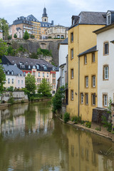 Fototapeta na wymiar Häuser an der Alzette in der Unterstadt von Luxemburg-Stadt