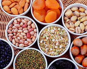 Frutta secca e disidratata nelle ciotoline