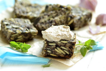Whole wheat bread with white sauce