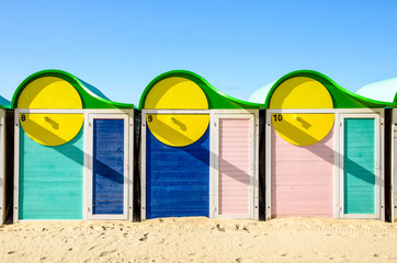 Cabine di legno colorate in spiaggia