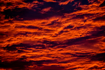 Wolken werden von der tiefstehenden Sonne von unten angestrahlt