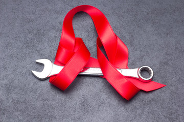 Herramienta con cinta de regalo, lazo de regalo, regalo con cinta roja