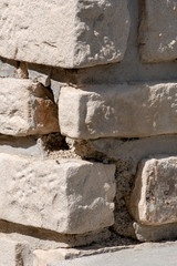 Mur en pierre fissuré, cassé, sécheresse