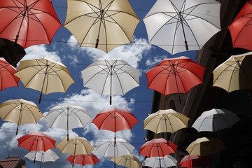 Fototapeta na wymiar regenschirme in einer einkaufsstrasse auf mauritius in port louis