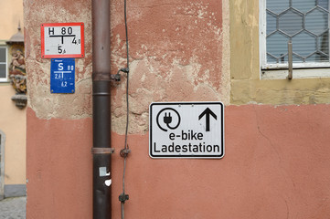 e bike ladestation schild hinweis infastruktur