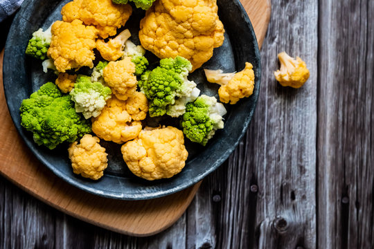 Chou fleur et chou romanesco en fleurette dans un plat en m&eacute;tal